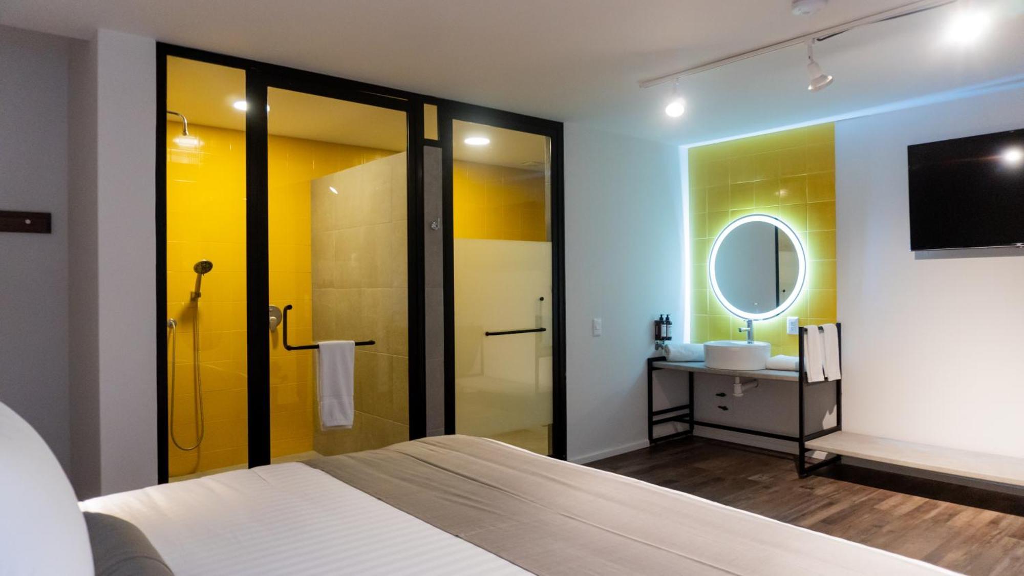 Alt Urbana Hotel Леон Екстериор снимка