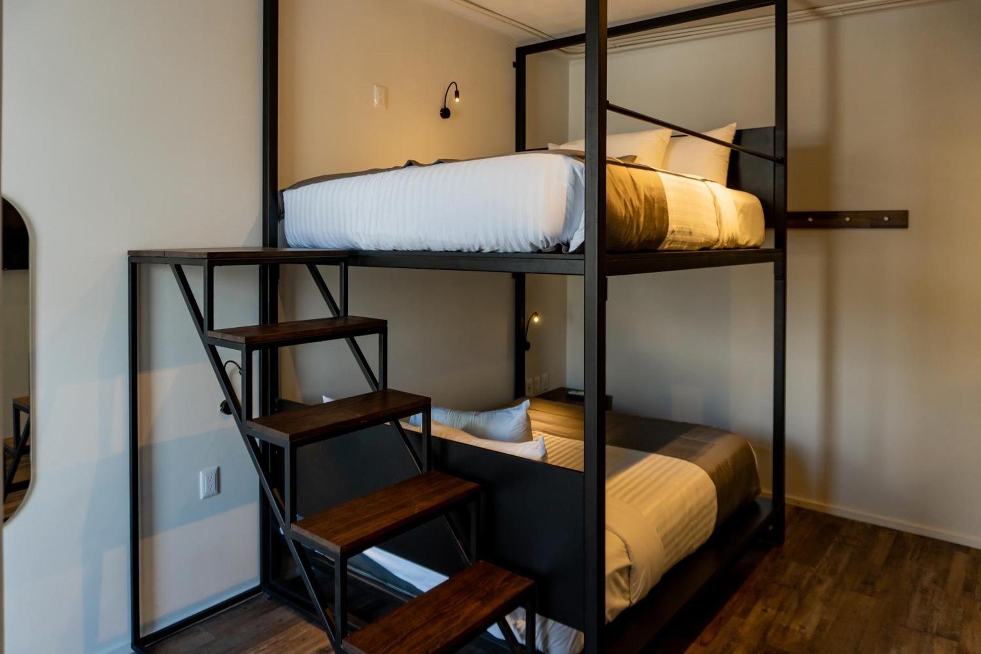 Alt Urbana Hotel Леон Екстериор снимка