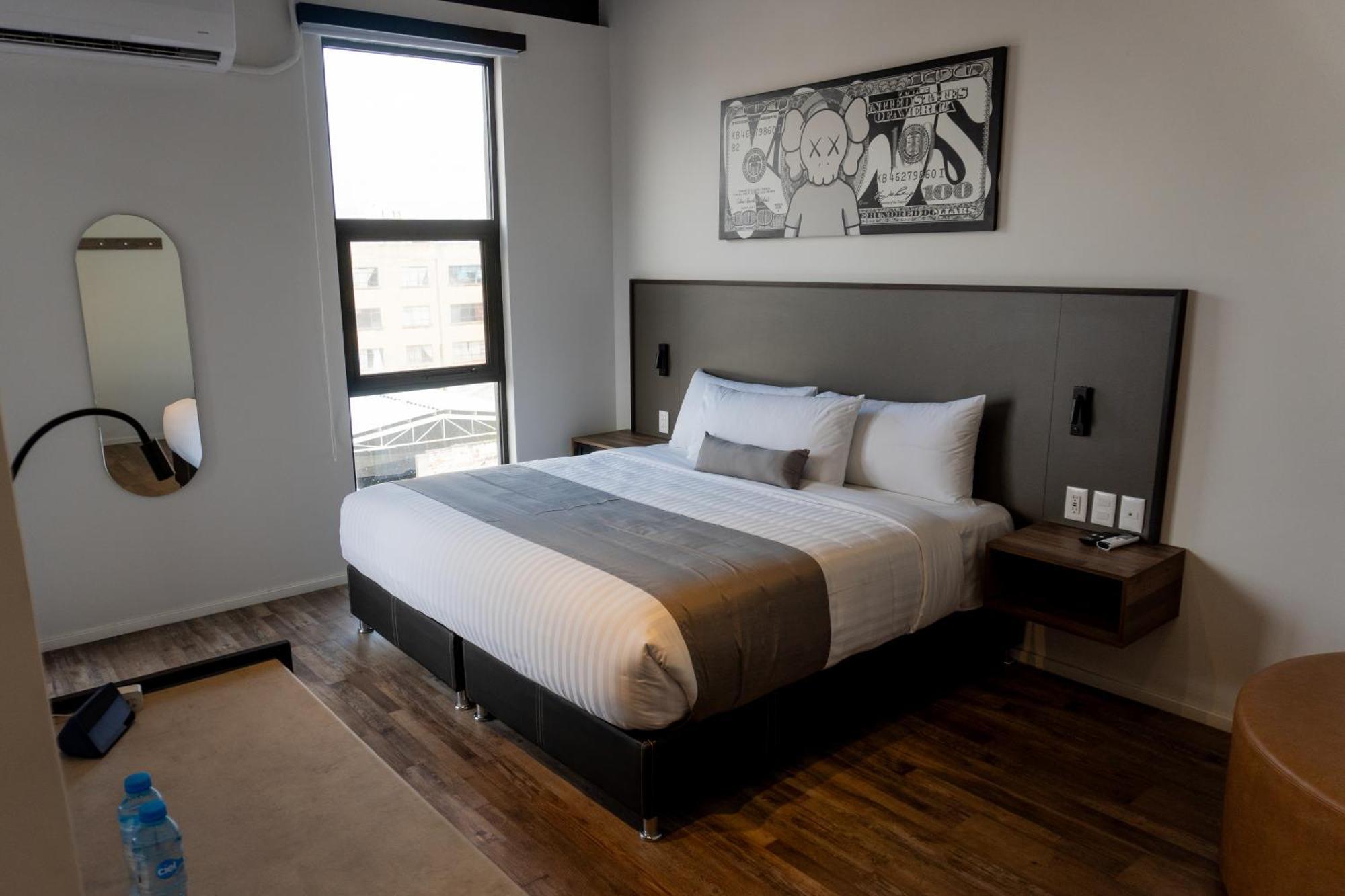 Alt Urbana Hotel Леон Екстериор снимка