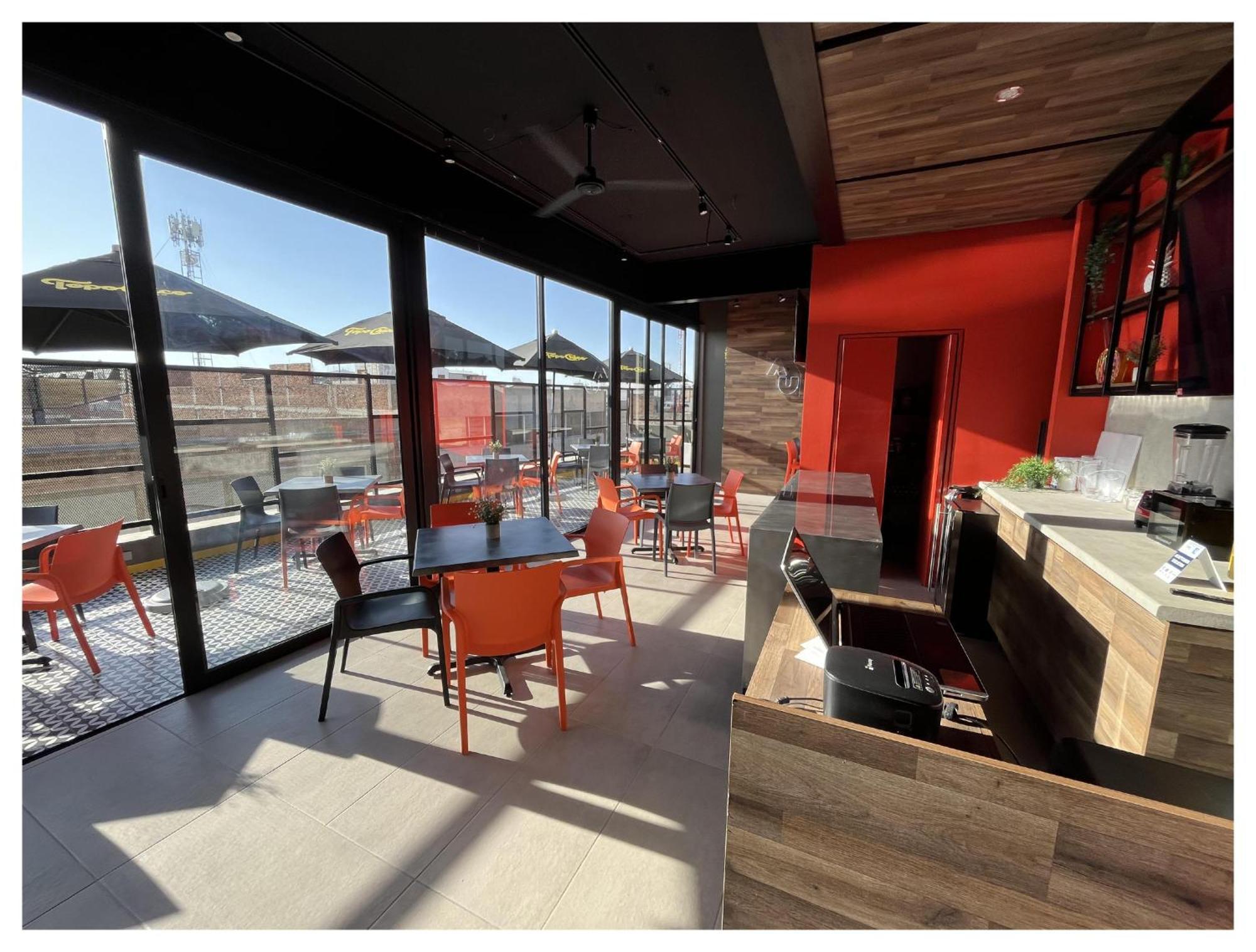 Alt Urbana Hotel Леон Екстериор снимка