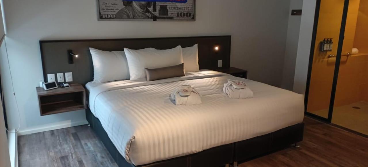 Alt Urbana Hotel Леон Екстериор снимка