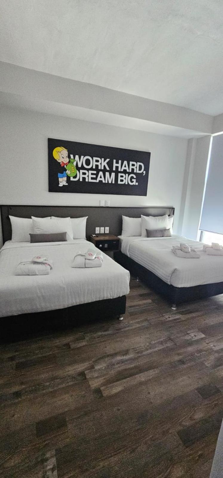 Alt Urbana Hotel Леон Екстериор снимка