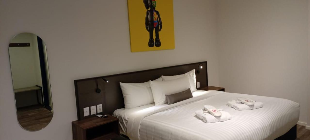 Alt Urbana Hotel Леон Екстериор снимка